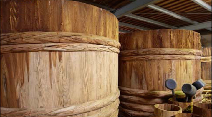 醸造所には巨大な木桶がいくつも並ぶ